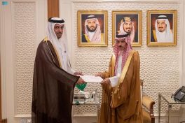 خادم الحرمين الشريفين يتلقى رسالة خطية من أمير دولة قطر