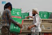 مركز الملك سلمان للإغاثة يوزع 2800 سلة غذائية في عدد من المديريات بالضالع