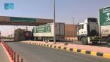 96 شاحنة إغاثية مقدمة من مركز الملك سلمان للإغاثة تعبر منفذ الوديعة متوجهة إلى اليمن