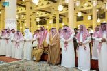 أمير الرياض يؤدي صلاة الميت على والدة الأمير سعود بن مساعد