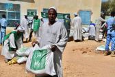 مركز الملك سلمان للإغاثة يوزع 500 سلة غذائية للمتضررين من الفيضانات في السودان