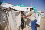 مركز الملك سلمان للإغاثة يوزّع 6000 كرتون من التمور للنازحين في مخيم جو النسيم بمأرب