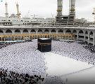 أكثر من نصف مليون مصل يؤدون صلاة الجمعة بالمسجد الحرام