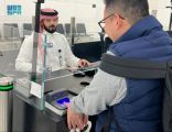 جوازات مطارات جدة والرياض والمدينة المنورة تستقبل أوائل المستفيدين من تأشيرة الزيارة للقادمين (جوًا) إلكترونيًا