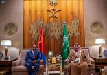 ولي العهد يجتمع مع رئيس دولة أريتريا ويستعرضان العلاقات الثنائية بين البلدين