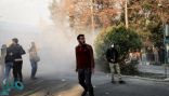 المتظاهرون يحرقون مراكز للشرطة بإيران