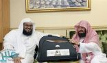 رئيس شؤون الحرمين يدشن “حقيبة المعتكف” وتصاريح “سُفر الإفطار”