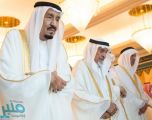 خادم الحرمين الشريفين يؤدي صلاة عيد الفطر مع جموع المصلين بالمسجد الحرام