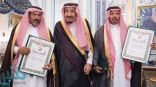 خادم الحرمين يمنح وسام الملك عبدالعزيز من الدرجة الأولى للطالبين جاسر و ذيب