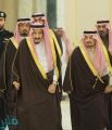 بالصور: خادم الحرمين يستقبل الأمراء والمفتي والعلماء وجمعاً من المواطنين