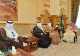 نائب أمير مكة يلتقي عددًا من مسؤولي المنطقة
