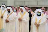 أمير مكة يتقدم المصلين في صلاة العيد بالمسجد الحرام