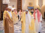 خادم الحرمين الشريفين يستقبل جلالة سلطان عُمان ويعقدان جلسة مباحثات رسمية