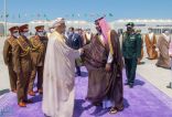 سلطان عُمان يغادر المملكة.. وولي العهد في وداعه لدى مغادرته مطار خليج نيوم