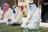 الأمير خالد الفيصل يتقدم المصلين في صلاة عيد الأضحى بالمسجد الحرام
