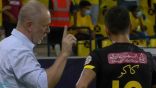 مانو مينيز مدرب النصر يوجّه تعليمات لأليخاندرو روميرو غامارا لاعب التعاون