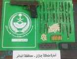 الإطاحة بأحد مروجي المخدرات بجازان متلبسا .. وبحوزته سِلاح وأعيرة نارية