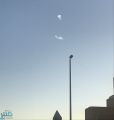 قوات الدفاع الجوي تُدمِّر صاروخًا باليستيًّا في سماء نجران (فيديو)
