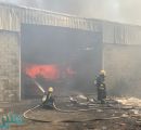 صور وفيديو | الدفاع المدني يباشر إخماد حريق هائل بسوق الأهدل في جدة
