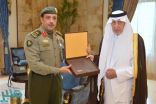 أمير مكة ونائبه يتسلمان تقريرًا عن أعمال جوازات المنطقة