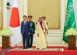 خادم الحرمين يستقبل رئيس وزراء اليابان ويقيم مأدبة غداء تكريمًا له