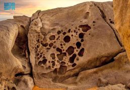 الرَزان.. متحف صخري مفتوح بالليث يجسّد التفاعل المستمر بين الرياح والماء والصخر