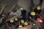 الدفاع المدني ينقذ 12 شخصًا من تحت الأنقاض إثر انهيار منزل شعبي بجدة