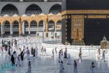 ضيوف الرحمن يواصلون التوافد على المسجد الحرام لأداء العمرة