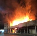 اندلاع حريق ضخم في مبنى تجاري بعرعر
