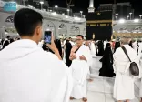 ضيوف الرحمن يلتقطون الصور التذكارية في المسجد الحرام