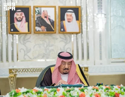 خادم الحرمين الشريفين يرأس جلسة مجلس الوزراء في جدة