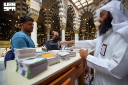 “العناية بشؤون الحرمين” تقدم خدمات الإرشاد المكاني بـ20 لغة في المسجد النبوي