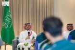 سمو وزير الرياضة ينقل تحيات سمو ولي العهد خلال لقائه بعثة المنتخب السعودي الأول المغادرة للمشاركة في كأس العالم 2026