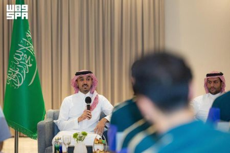 سمو وزير الرياضة ينقل تحيات سمو ولي العهد خلال لقائه بعثة المنتخب السعودي الأول المغادرة للمشاركة في كأس العالم 2026