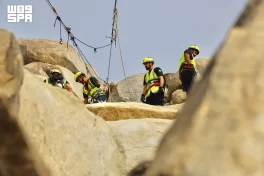 فرق الإنقاذ الجبلي بالدفاع المدني تنتشر في مشعر عرفات لخدمة ضيوف الرحمن خلال الحج