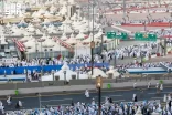 حجاج بيت الله الحرام يرمون جمرة العقبة يوم النحر