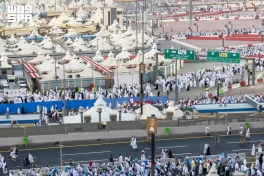 حجاج بيت الله الحرام يرمون جمرة العقبة يوم النحر