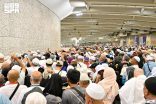 حجّاج بيت الله الحرام يرمون الجمرات الثلاث في ثاني أيام التشريق