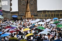 حجاج بيت الله الحرام يؤدون طواف الوداع في ختام مناسكهم وسط منظومة خدمية متكاملة