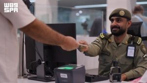 “الجوازات” تواصل جهودها لإنهاء إجراءات مغادرة ضيوف الرحمن عبر المنافذ الدولية