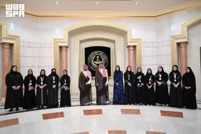 محافظ جدة يكرّم طالبات جامعة دار الحكمة لتحقيقهن مراكز متقدمة في مسابقات عالمية للروبوتات