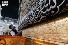 “هيئة العناية بالحرمين” ترفع ستارة باب الكعبة استعدادًا لغسلها