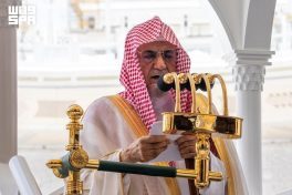 خطيب المسجد الحرام يحذر من المنجمين والكهان وأبراج الحظ