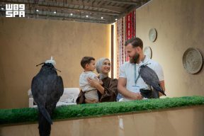 رحلة لتعلُّم العربية بالمدينة المنورة تقود هولنديًا إلى عالم الصقارة والمشاركة في المزاد الدولي