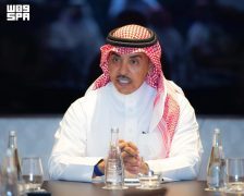 وزير الإعلام يلتقي الوفد الإعلامي المرافق لزيارة سمو ولي العهد لفرنسا