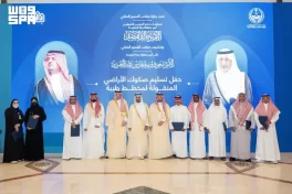 نائب أمير مكة يسلّم صكوك الأراضي البديلة لعدد من المواطنين
