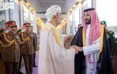 سلطان عُمان يغادر جدة وسمو ولي العهد في مقدمة مودعيه