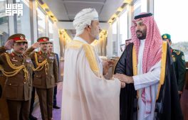 سلطان عُمان يغادر جدة وسمو ولي العهد في مقدمة مودعيه