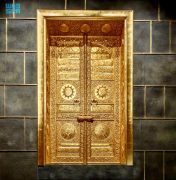 متحف القرآن الكريم بمكة المكرمة يستعرض نموذجًا لباب الكعبة المشرفة