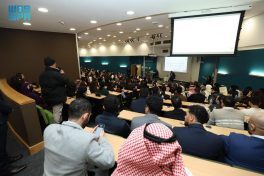 سمو سفير خادم الحرمين الشريفين لدى المملكة المتحدة يلتقي الطلبة المبتعثين في بريطانيا